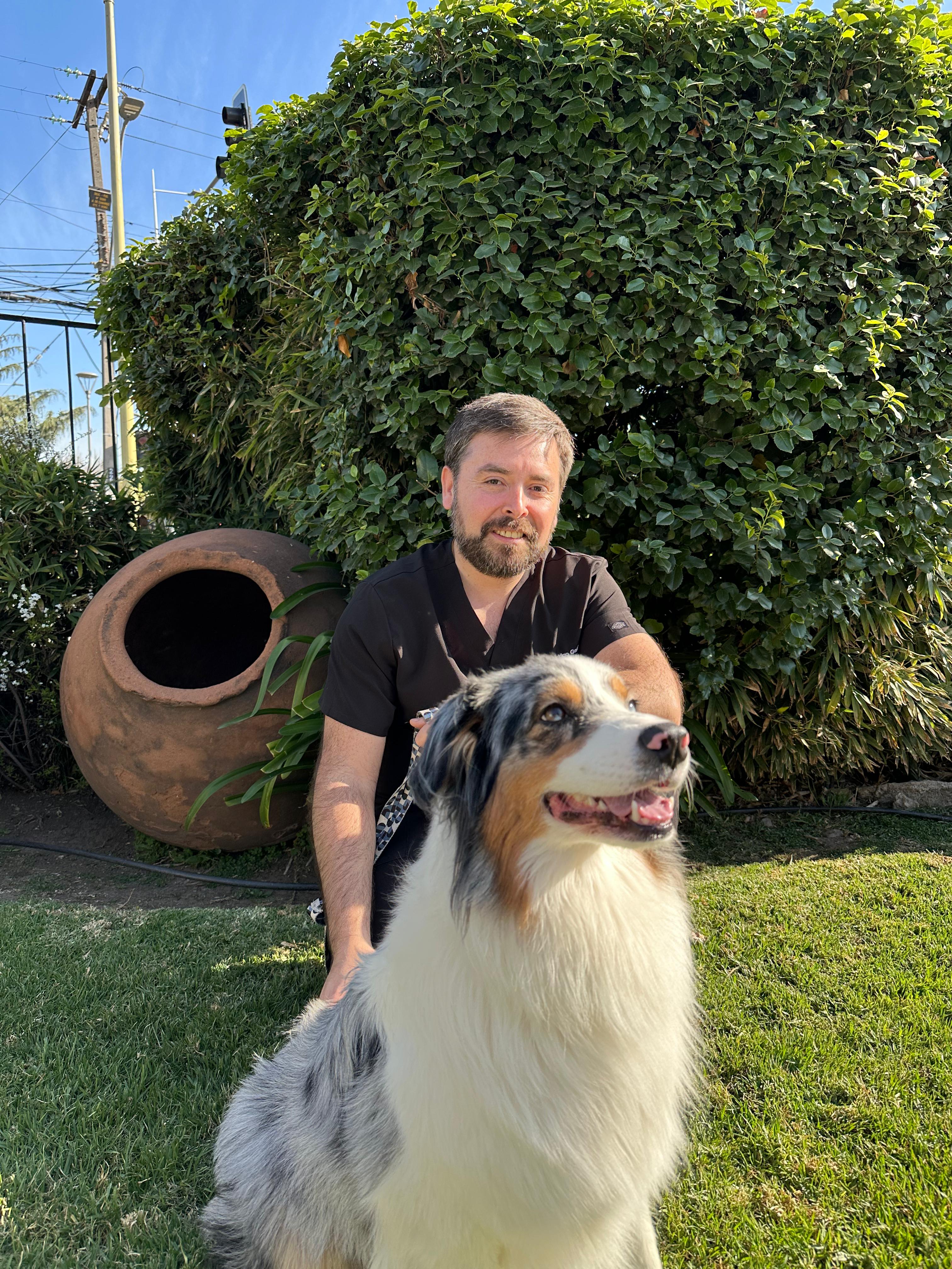 Médico veterinario de RGVET junto a Noah, un paciente canino
